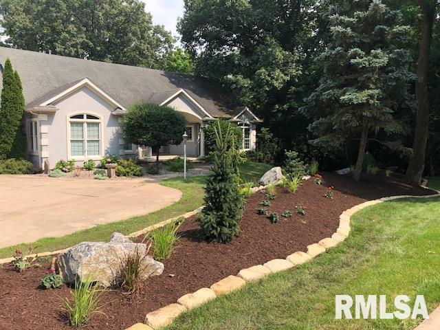 view of front of home with a front lawn