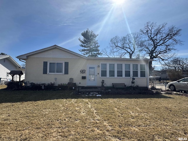 view of front of property featuring a front yard