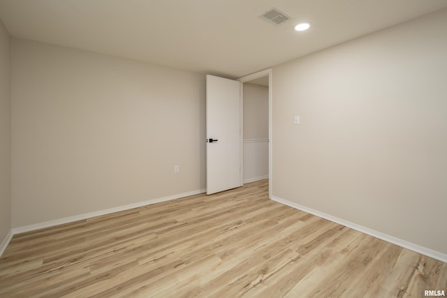 empty room featuring light wood finished floors, baseboards, visible vents, and recessed lighting