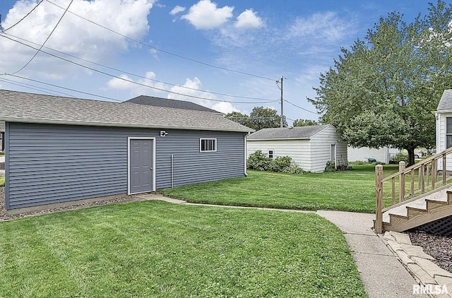 view of yard featuring an outbuilding