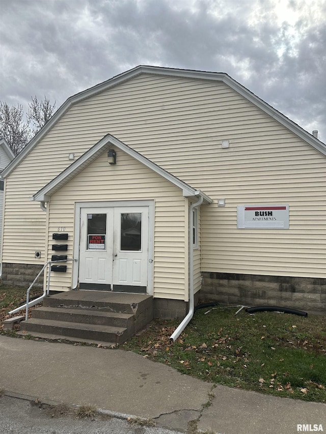 view of front facade with entry steps