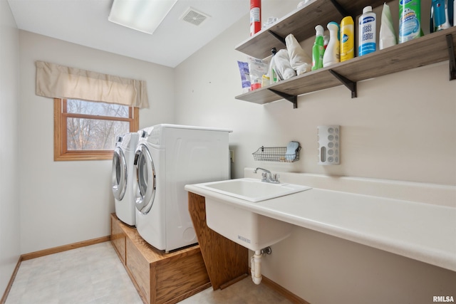 washroom featuring laundry area, visible vents, independent washer and dryer, and baseboards