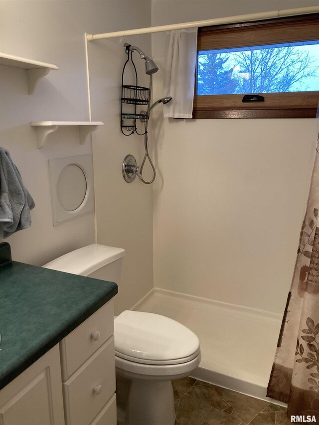 full bathroom with toilet, curtained shower, and vanity