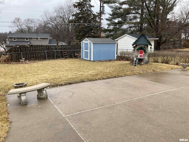 view of yard with an outdoor structure, a storage unit, and fence