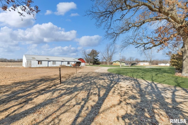 view of yard with an outbuilding