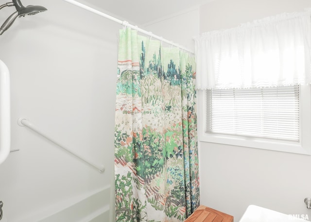 bathroom featuring a shower with shower curtain