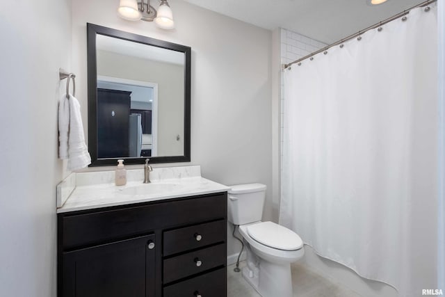 full bathroom with a shower with curtain, vanity, and toilet