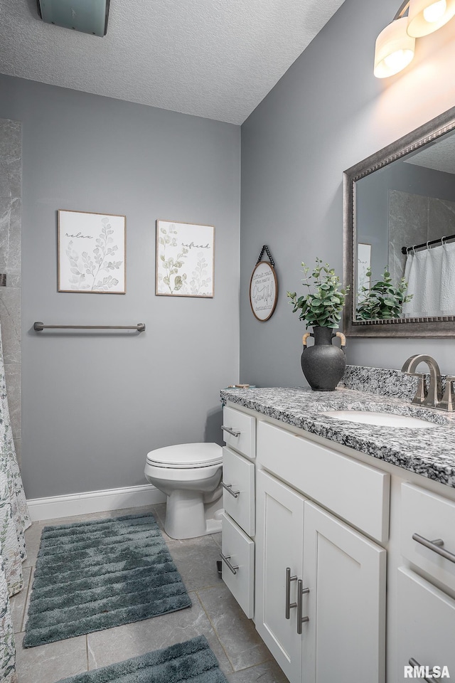 full bath featuring a textured ceiling, toilet, vanity, baseboards, and a shower with curtain