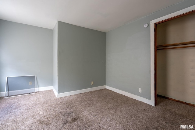 unfurnished bedroom featuring carpet, a closet, and baseboards