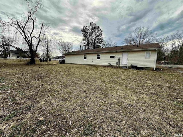 back of house featuring a lawn