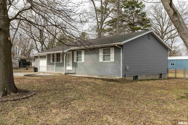 view of front of house featuring a front lawn, an attached garage, and fence