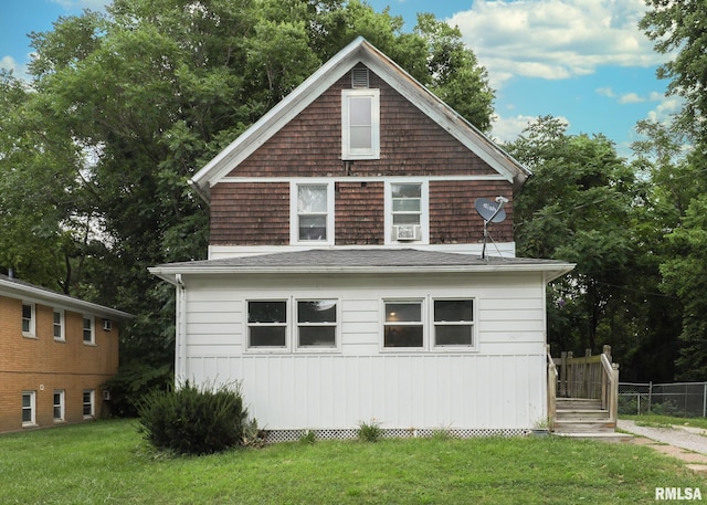 view of front of home featuring a front lawn and fence