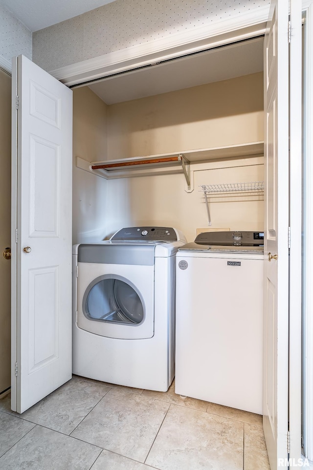 washroom with laundry area and washer and clothes dryer