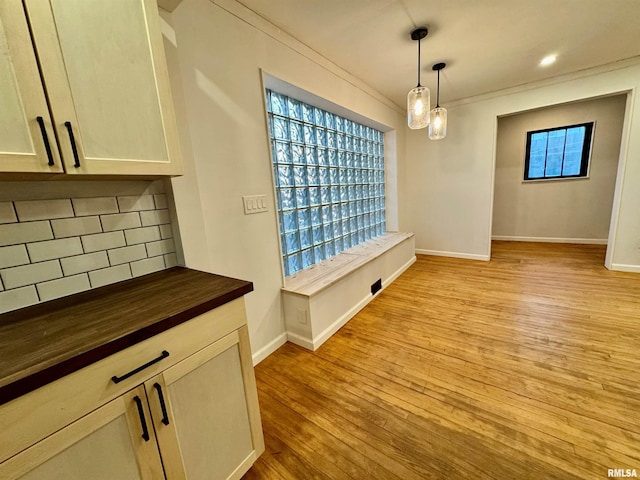 dining area featuring light wood-type flooring, plenty of natural light, and baseboards