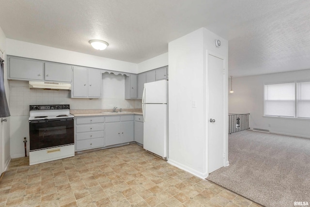 kitchen featuring gray cabinetry, under cabinet range hood, electric range, a sink, and freestanding refrigerator