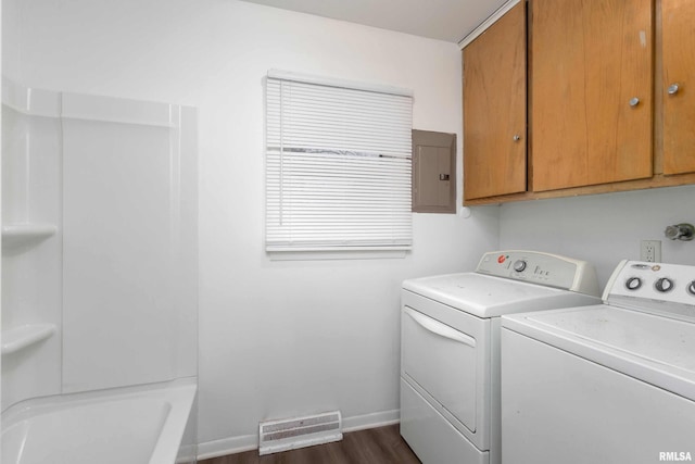 laundry room featuring cabinet space, electric panel, visible vents, baseboards, and washing machine and dryer