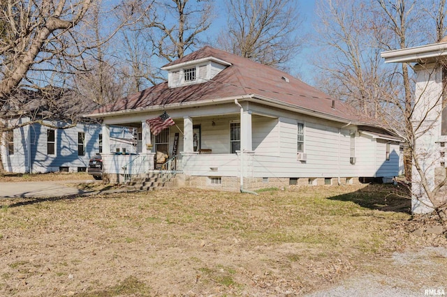 view of front facade featuring covered porch and a front yard