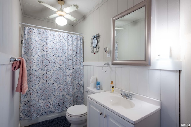 full bath with toilet, curtained shower, ceiling fan, and vanity