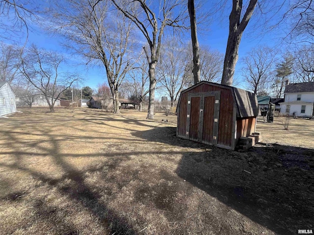 view of yard with an outbuilding and a storage unit