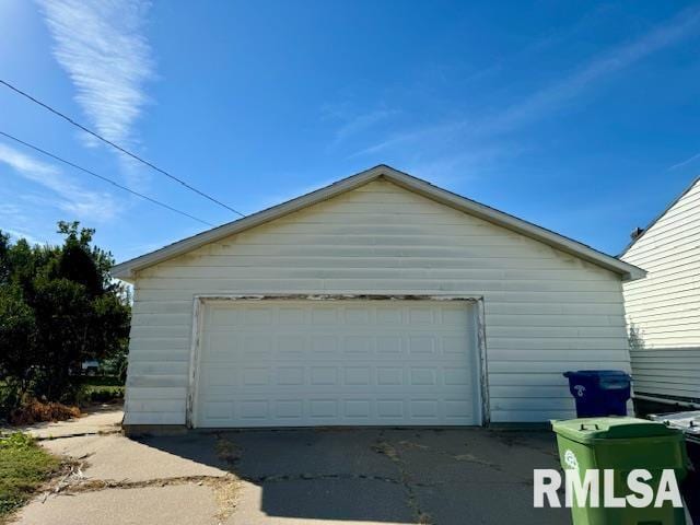 view of detached garage