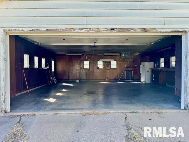 garage featuring freestanding refrigerator