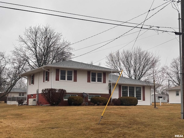 split level home with a front lawn