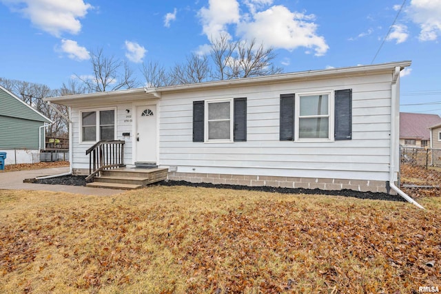 view of front of property featuring a front lawn and fence