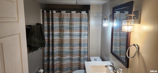 full bath with a shower with curtain, vanity, and toilet