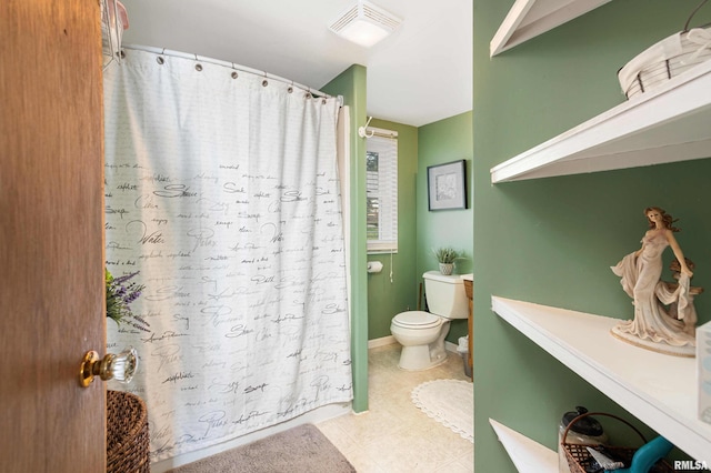 bathroom featuring curtained shower, baseboards, visible vents, and toilet