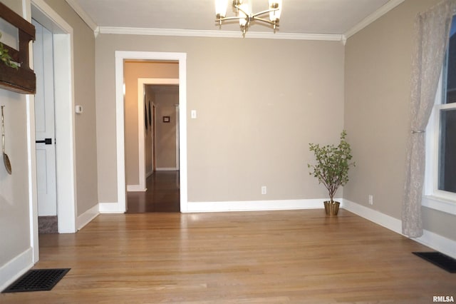 unfurnished room featuring a chandelier, light wood-style floors, visible vents, and crown molding