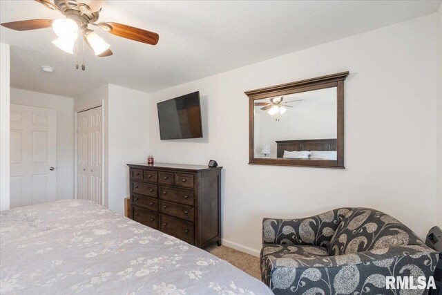 bedroom featuring carpet floors, baseboards, a ceiling fan, and a closet