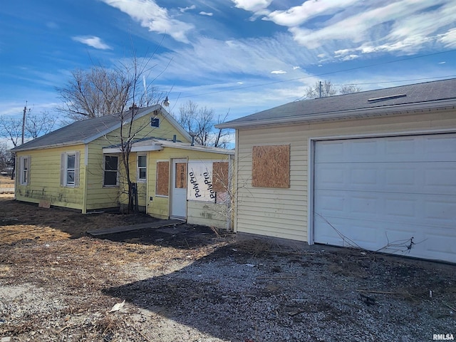 view of front of house featuring a garage and dirt driveway