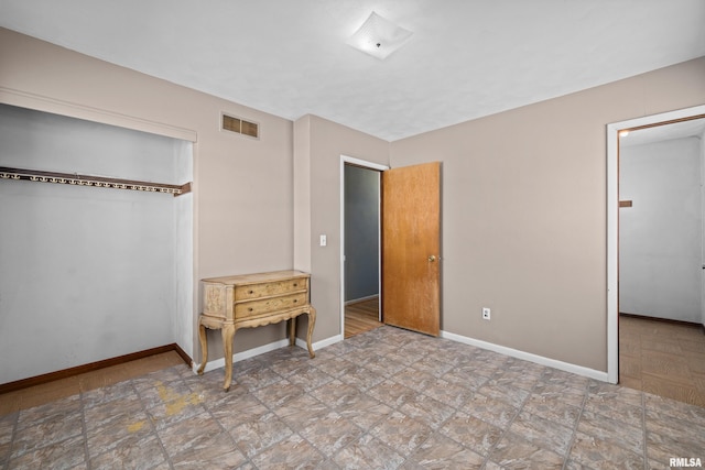 unfurnished bedroom featuring a closet, visible vents, and baseboards