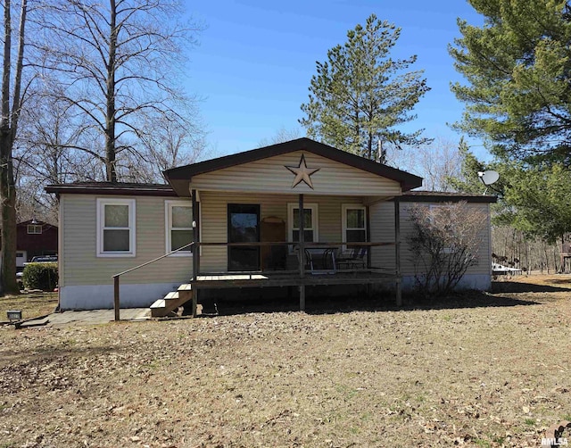 manufactured / mobile home featuring a porch