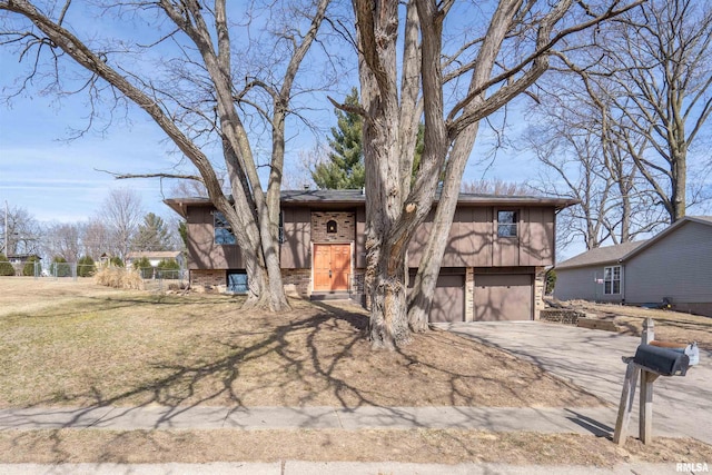 view of front facade featuring brick siding, driveway, an attached garage, and a front yard