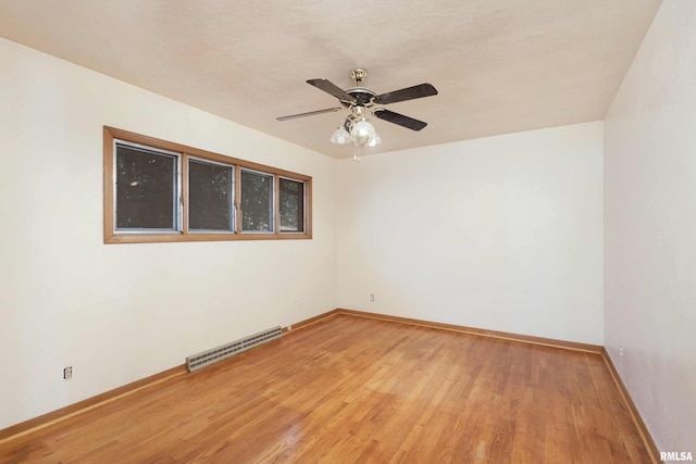 unfurnished room featuring visible vents, light wood-style floors, baseboards, and ceiling fan