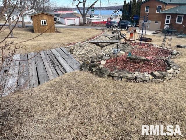 view of yard featuring an outdoor fire pit