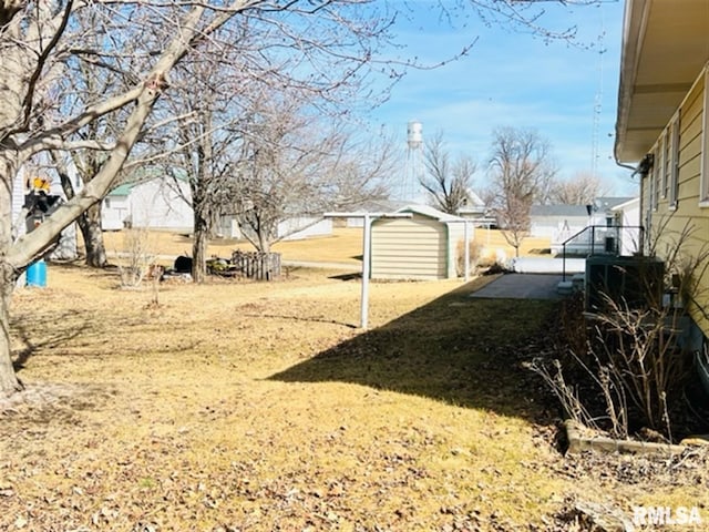 view of yard featuring an outbuilding