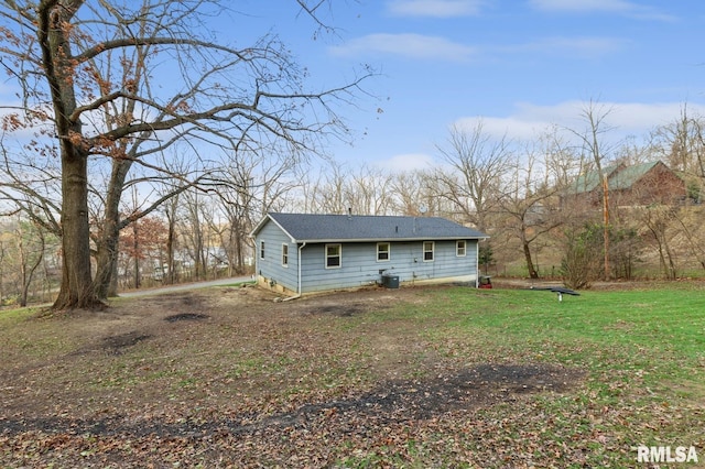 view of front of home with a front lawn