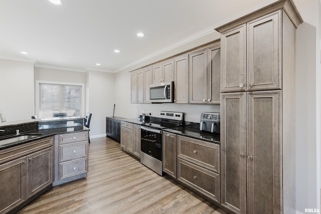 1621 S Eugene Ln, Marion, IL 62959 - kitchen featuring a sink, ornamental molding, light wood-type flooring, and stainless steel appliances