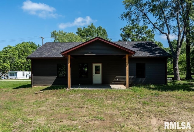 207 Rowatt St, Cambria, IL 62915 - view of front facade featuring a front yard and a patio area