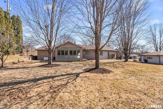 view of front of property featuring a front yard