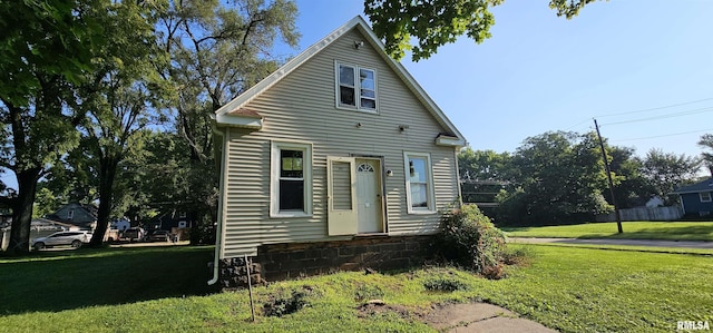 view of front facade with a front lawn