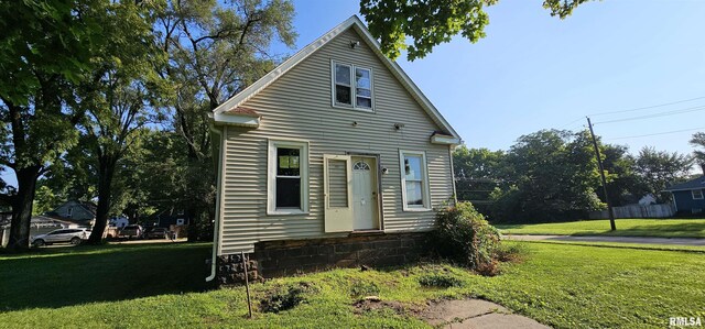 view of front of house with a front lawn