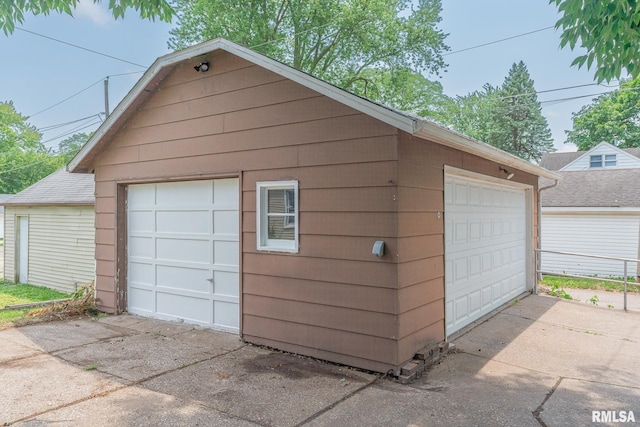 view of detached garage