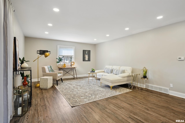 living area featuring recessed lighting, visible vents, baseboards, and wood finished floors