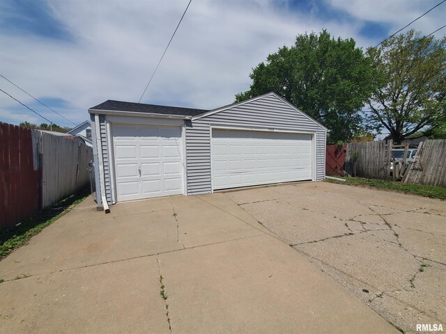 1523 W 13th St, Davenport, IA 52804 - garage with fence
