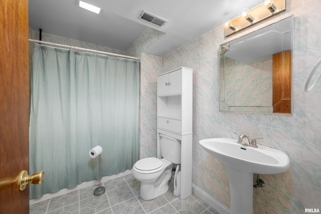 full bathroom featuring tile patterned flooring, visible vents, curtained shower, and toilet