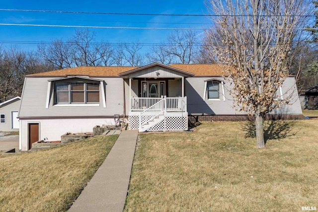 view of front of property featuring covered porch, a front lawn, and a shingled roof