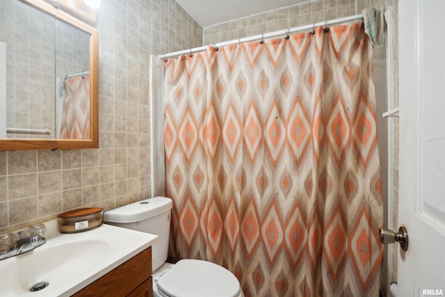 full bathroom featuring toilet, a shower with shower curtain, vanity, decorative backsplash, and tile walls